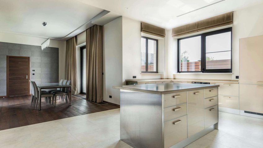 Fotografie kuchyně s okny a bálkonovými dveřmi