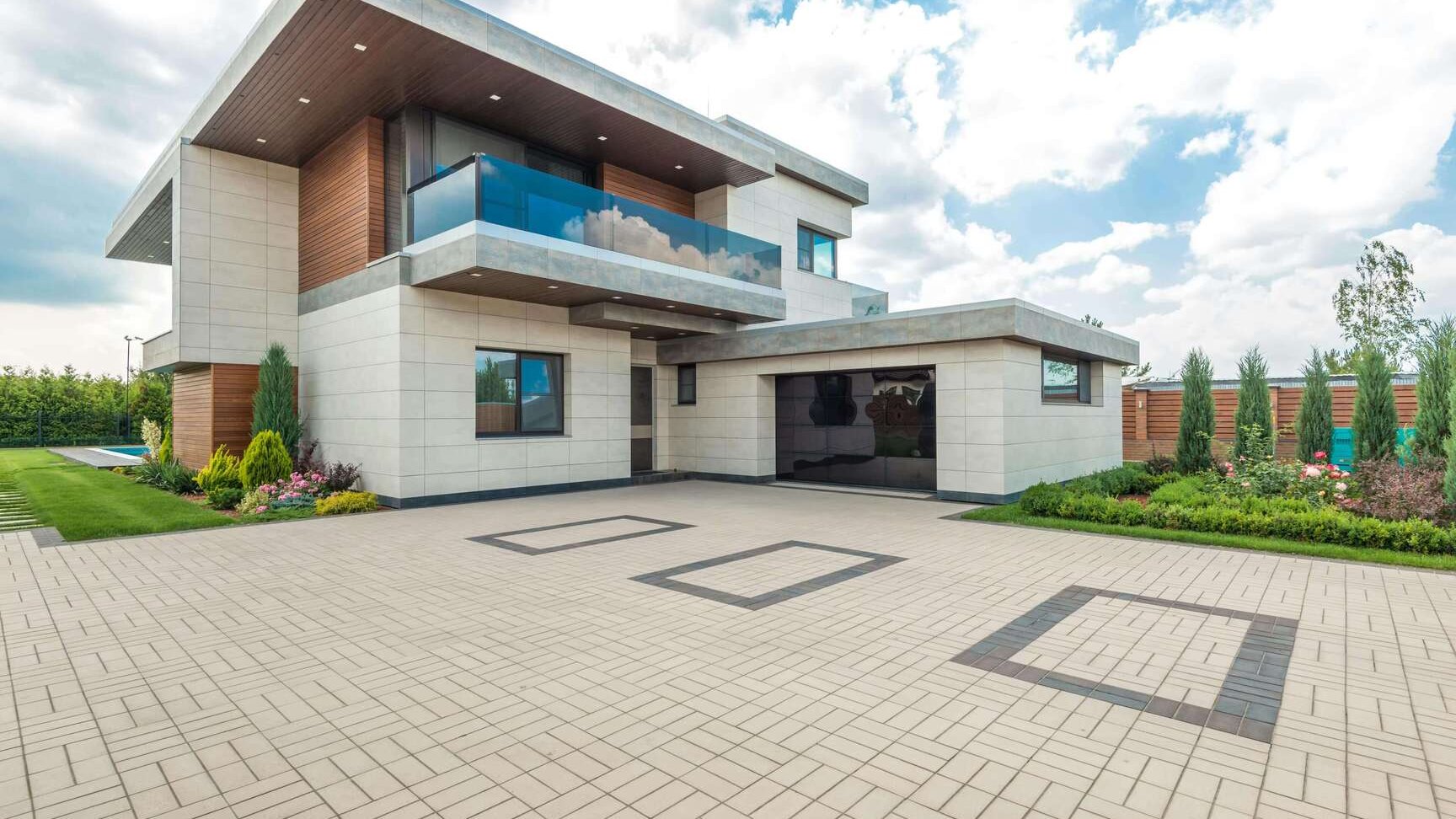 Fotografie moderního domu s garáží a plastovými okny